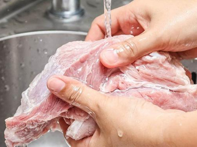 Đừng chần thịt lợn, làm cách này thịt sạch bong không còn lo vi khuẩn