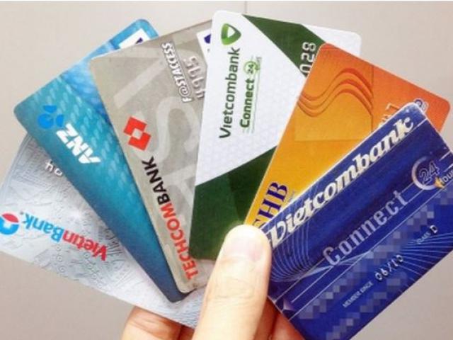 Thẻ ATM “cõng” những loại phí gì?