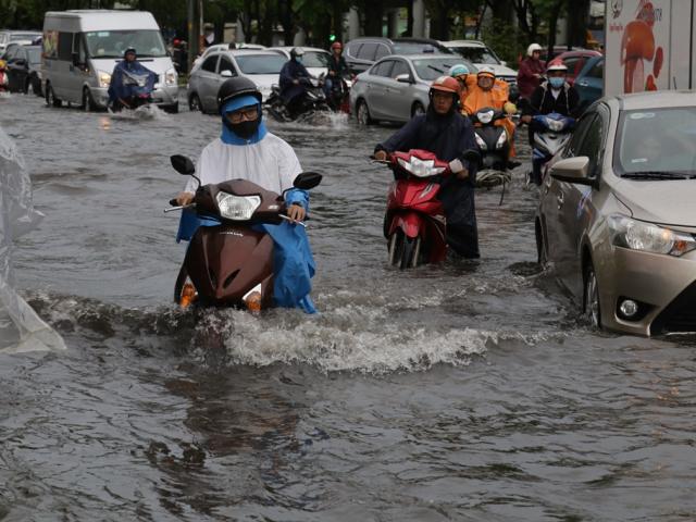 Đường phố Sài Gòn ngập lút bánh xe máy sau cơn mưa 30 phút