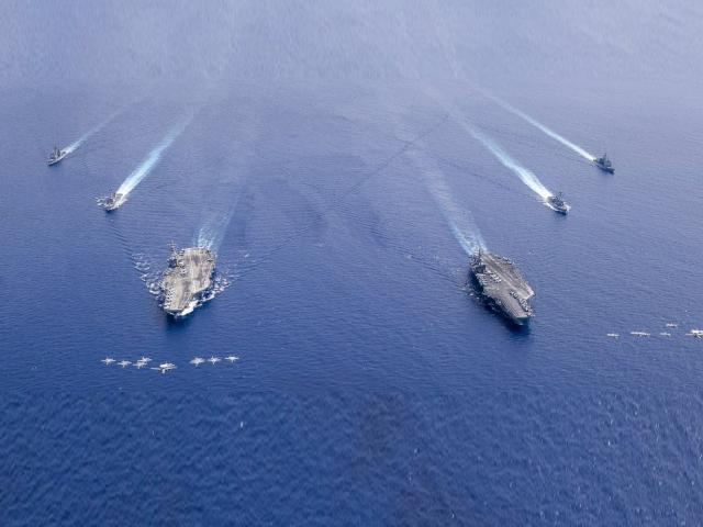 Bộ Quốc phòng TQ ”nổi đóa” khi Mỹ đưa 2 tàu sân bay đến Biển Đông tập trận