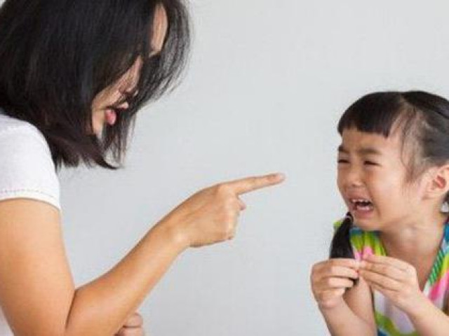 Tác hại khủng khiếp khi bố mẹ cứ than ”nhà mình nghèo lắm” để dạy con