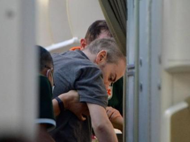 Hình ảnh phi công người Anh trên siêu máy bay rời Việt Nam về nước