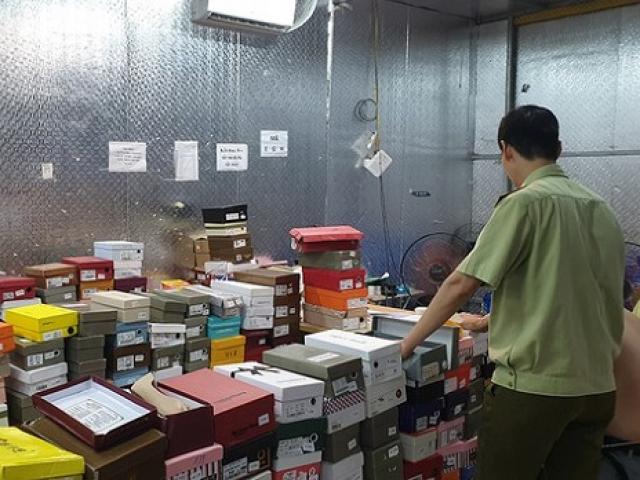 Thu giữ gần 160.000 sản phẩm trong kho hàng lậu tại Lào Cai chuyên để bán online