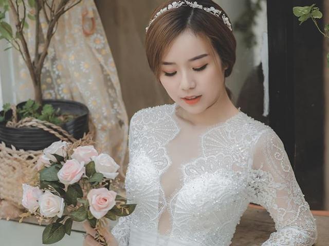 Vợ cũ Hoài Lâm bất ngờ diện váy cưới sau ly hôn