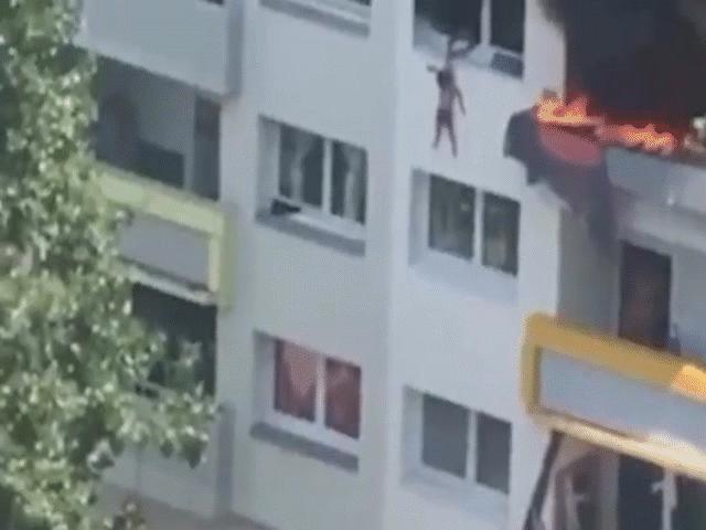 Video: Anh 10 tuổi thả em xuống từ tầng 3 đang cháy ngùn ngụt rồi nhảy theo