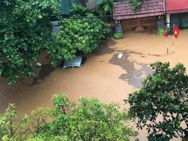CSGT căng mình giữa mưa lũ lịch sử ở Hà Giang