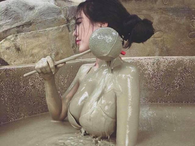 Thiếu nữ Việt nhuộm đen tắm bùn đẹp da quyết không nude để giữ hình ảnh