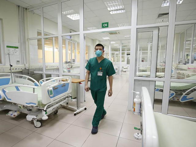 Bên trong bệnh viện đón 120 người nhiễm COVID-19 về từ Guinea Xích Đạo