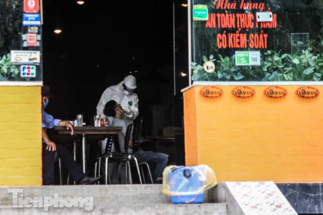 Xét nghiệm nhanh nhân viên cửa hàng Pizza có người nghi mắc COVID-19 ở Hà Nội
