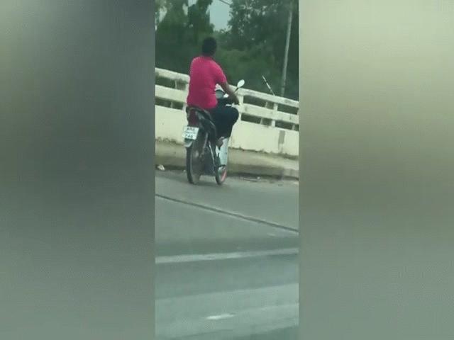 Video: Người đàn ông ”diễn xiếc” trên xe máy nhận cái kết muối mặt