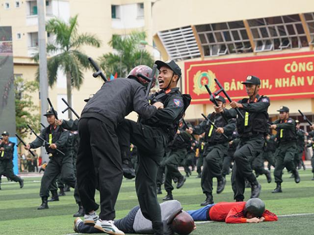 1 cảnh sát đánh gục 4 tội phạm, biểu diễn võ thuật tại Đại hội khỏe “Vì an ninh Tổ quốc”