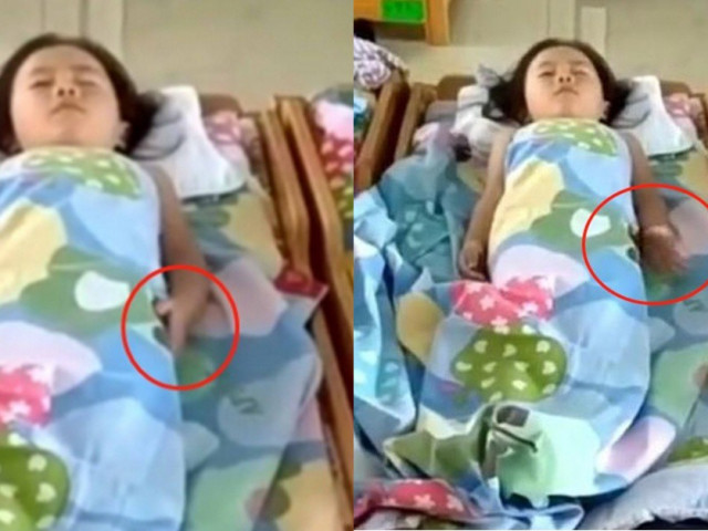 Cô giáo gửi đoạn clip con gái ngủ trưa, mẹ bật khóc khi nhìn hành động lạ ở tay con