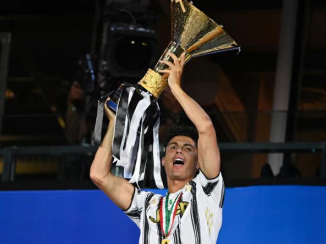 Juventus và Ronaldo nâng cúp vô địch Serie A: Hạnh phúc không trọn vẹn
