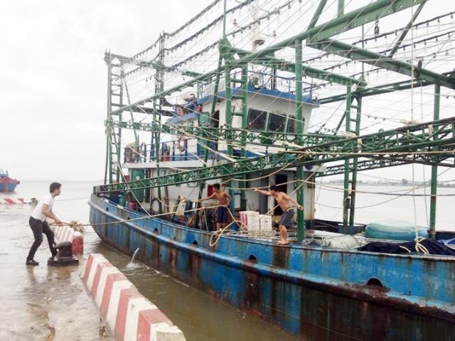 TRỰC TIẾP: Bão số 2 áp sát đất liền Ninh Bình - Nghệ An, nhiều tỉnh cấm biển