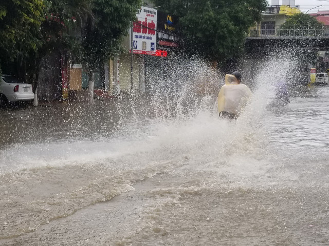 Lạng Sơn: Nước ngập lút bánh xe sau mưa lớn kéo dài