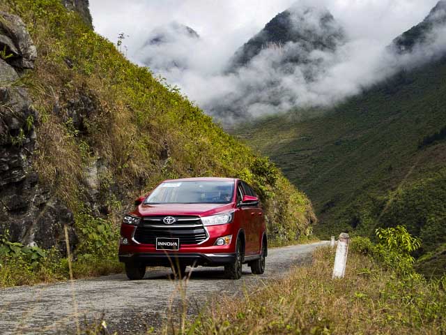 Toyota Việt Nam triệu hồi hơn 700 xe Innova và Fortuner để kiểm tra bu lông đai ốc
