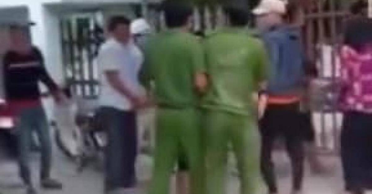 Cả nhà đánh công an vì bị yêu cầu dừng xây nhà không phép giữa mùa dịch