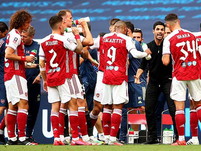 Arsenal chính thức “toang” vì Covid-19: Đuổi 55 người dù ”nuôi báo cô” Ozil