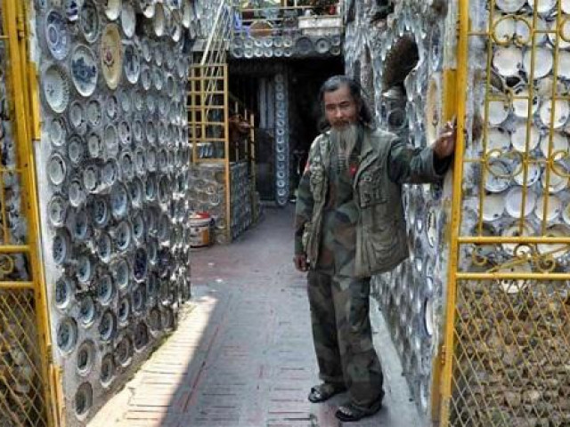 Dành 25 năm trang trí nhà với gần 10.000 bát đĩa cổ, người đàn ông Việt Nam lên báo nước ngoài