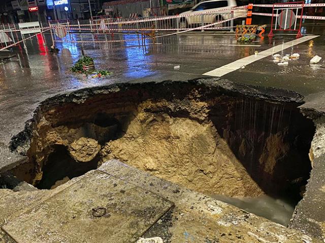 Sau trận mưa như trút nước, mặt đường ở Sài Gòn bất ngờ sụp lún tạo “hố tử thần”