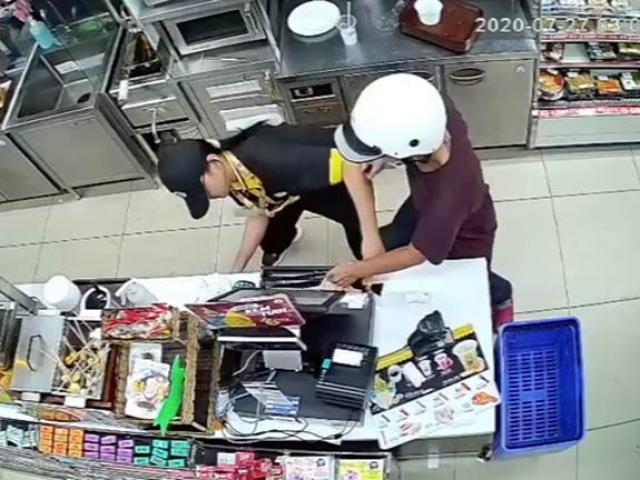 Clip: Phút giáp mặt của nữ nhân viên cửa hàng tiện lợi với kẻ cướp có dao ở TP.HCM