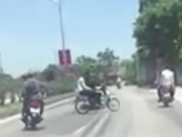 Xôn xao clip nhóm thanh niên đi xe máy lạng lách trước xe ô tô