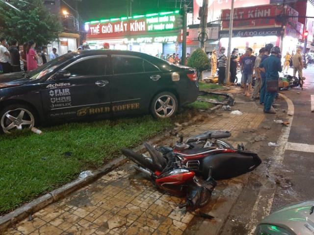 Ô tô Camry tông 8 xe máy ở Sài Gòn, nhiều người bị thương