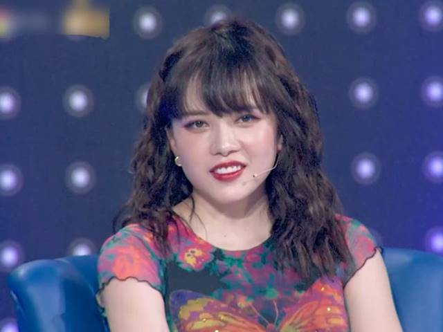 Bạn gái Sơn Tùng, Lâm Khánh Chi ”bị hại” trên sóng truyền hình: Mặt to, đơ, cứng