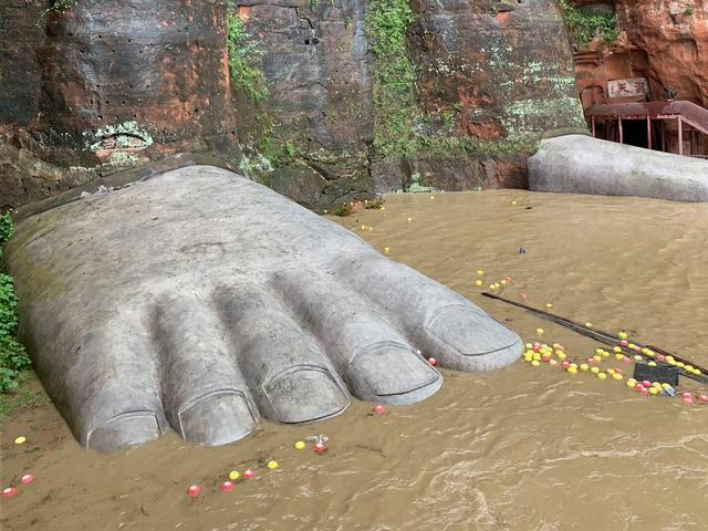 TQ: Lũ lụt ”trăm năm có một” ở Tứ Xuyên, nước phá đê tạm, dâng tới chân tượng Phật khổng lồ