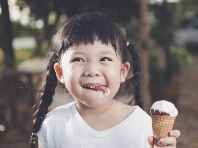 ”Mẹ ơi, con ăn kem được không?”, câu trả lời của mẹ có thể biến đứa trẻ thành người nói dối