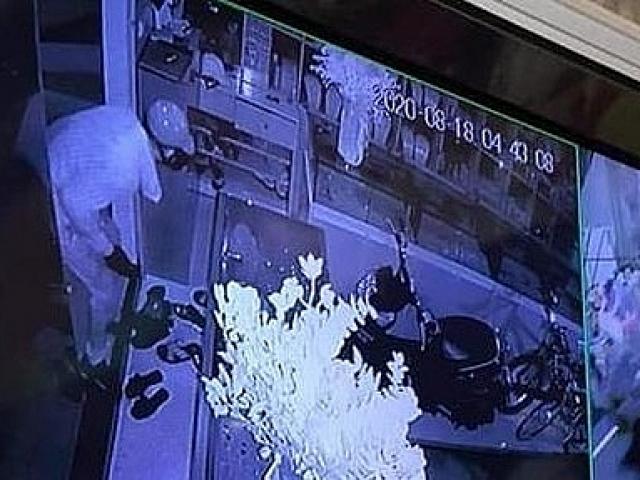 Trộm tiệm vàng ở Sơn Tây: Gia đình nạn nhân mỗi người khai một kiểu