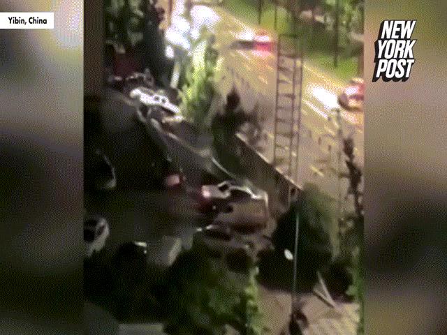 Video: Kinh hoàng khoảnh khắc hố tử thần ”nuốt trọn” 21 chiếc ô tô gần trung tâm thương mại