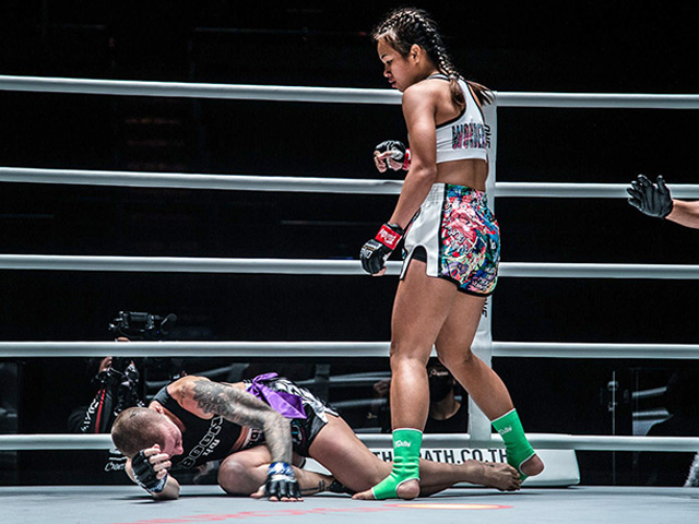“Đả nữ” Thái Lan đấm gục đối thủ chỉ sau 1 phút ra mắt sàn võ châu Á