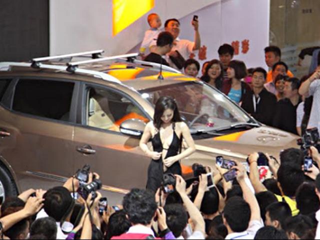 ”Vấn nạn” diện đồ nhố nhăng của người mẫu xe hơi châu Á