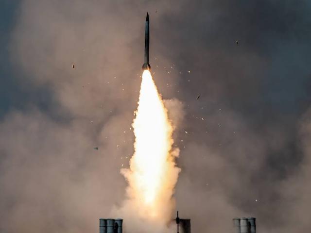 Trung Quốc bất ngờ bắn 2 tên lửa uy lực xuống Biển Đông, ”dằn mặt” Mỹ