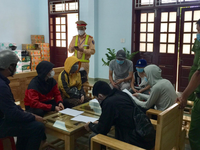 Phát hiện xe khách chở ”chui” 10 người từ vùng dịch Covid-19 Đà Nẵng về quê