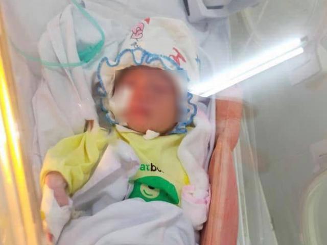Thông tin mới nhất vụ bé sơ sinh bị bỏ rơi giữa khe tường nhà ở Hà Nội