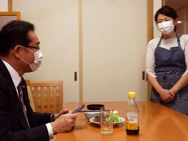 Đánh mất cơ hội trở thành thủ tướng Nhật Bản chỉ vì đăng ảnh ăn cơm vợ nấu?