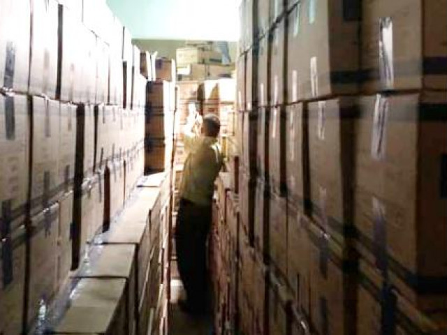Phát hiện hơn 5.000 thùng găng tay y tế giả
