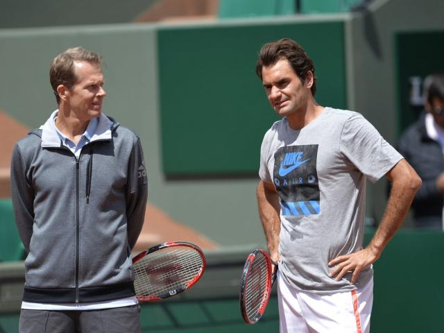 Sốc hơn Djokovic bị loại: Thầy cũ Federer đánh ”chỗ hiểm”, trọng tài đột tử