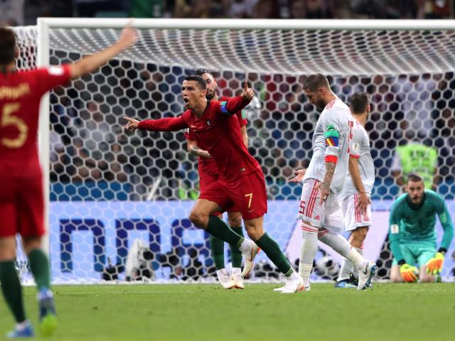 Kỷ lục gia Ronaldo ghi 101 bàn: Sút phạt cực hiểm hạ De Gea lọt top đẹp nhất