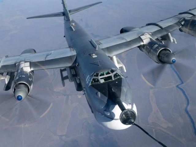 Máy bay ném bom chiến lược Tu-95MS tiếp nhiên liệu trên cao hơn 5.000 mét