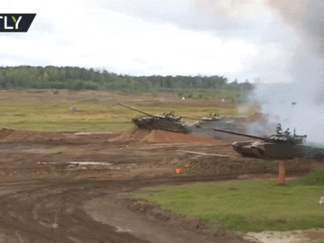 Mãn nhãn khoảnh khắc xe tăng T-72B3M vừa ”bay” trên không trung vừa khai hỏa