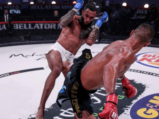 MMA dậy sóng, 2 lần xoay 360 độ tung cú đá vào “chỗ hiểm” đối thủ