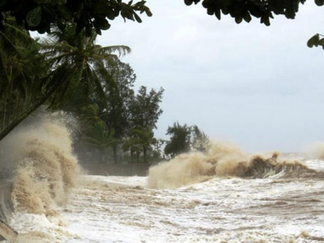 Bão số 5 gió giật cấp 12 đến quần đảo Hoàng Sa, biển động dữ dội