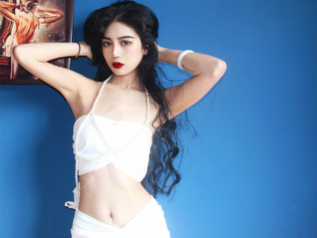 Cô gái này là ”giấc mơ giảm cân” của thanh niên Trung Quốc, sở hữu eo nhỏ vô thực