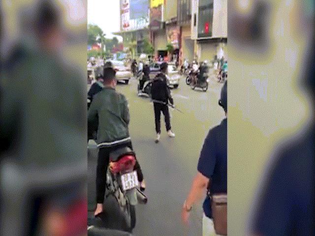 Nhóm thanh niên cầm hung khí đập phá xe người đi đường sau va chạm giao thông