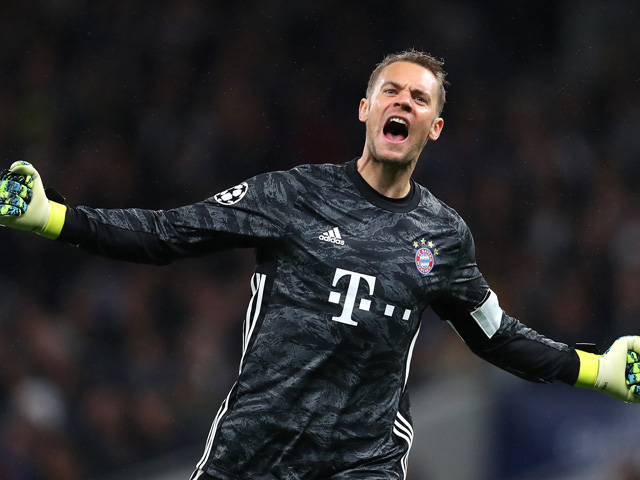 ”Người nhện” Neuer chạy từ giữa sân về cứu thua Bayern: Đối thủ ôm hận khóc