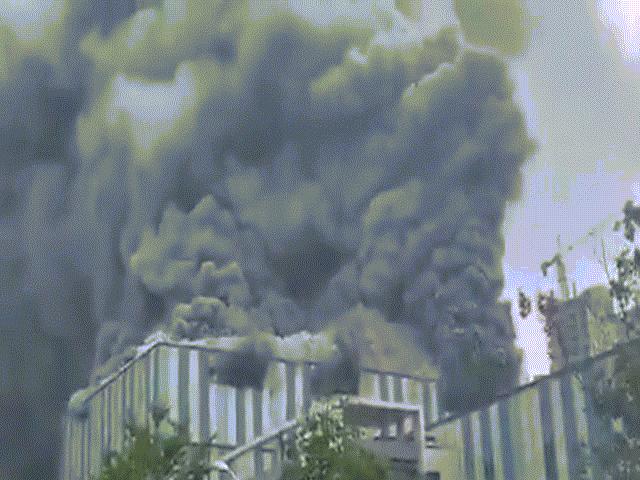 TQ: Tòa nhà của Tập đoàn Huawei bất ngờ bốc cháy ngùn ngụt