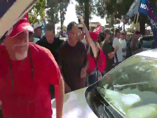 Video: ”Xe điên” lao vào đám đông ủng hộ ông Trump, chèn lên người biểu tình